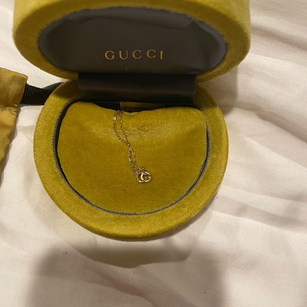 Gucci 18k running gg pendant necklace